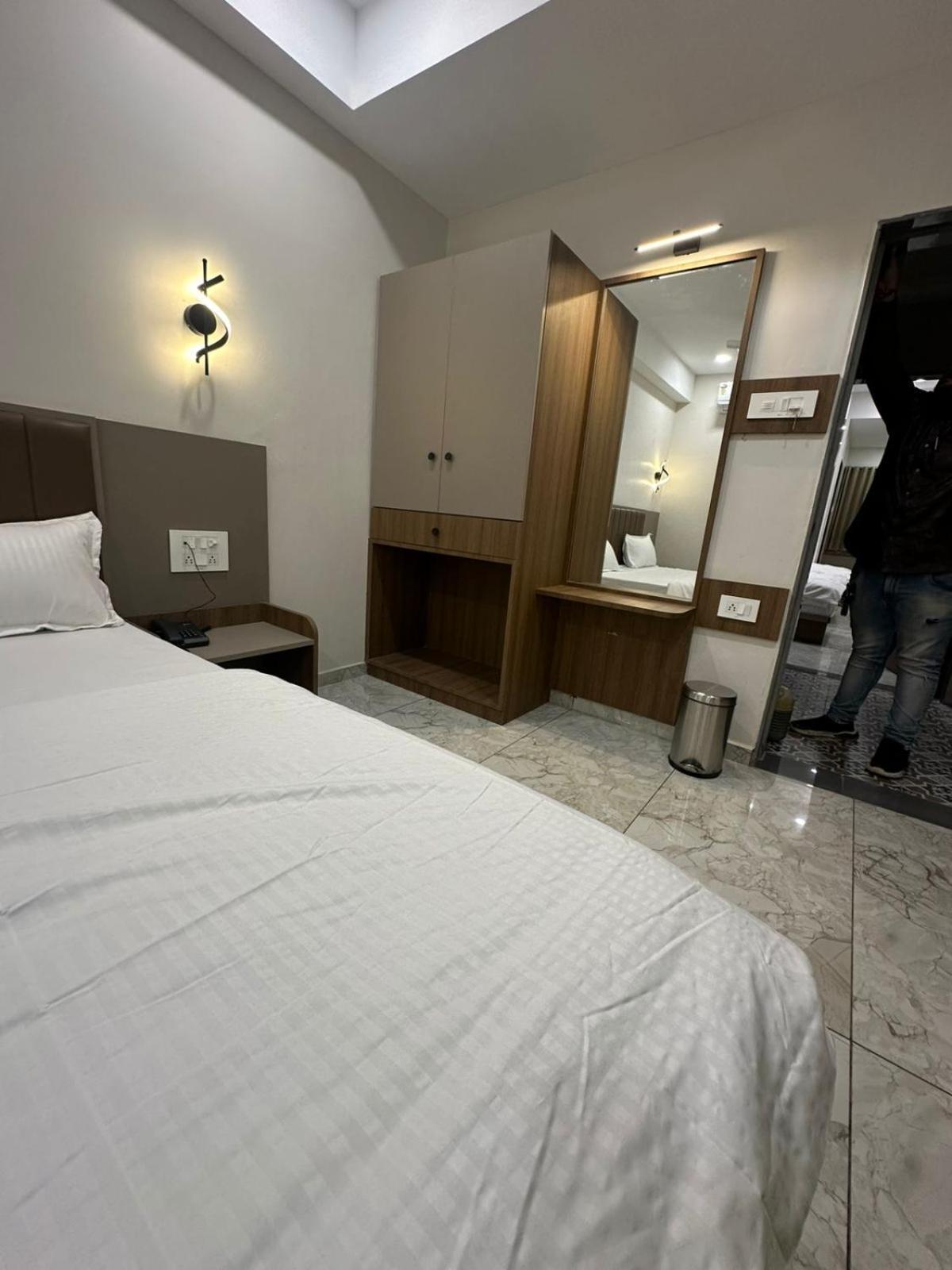 Hotel Fun N Food Bhuj Dış mekan fotoğraf